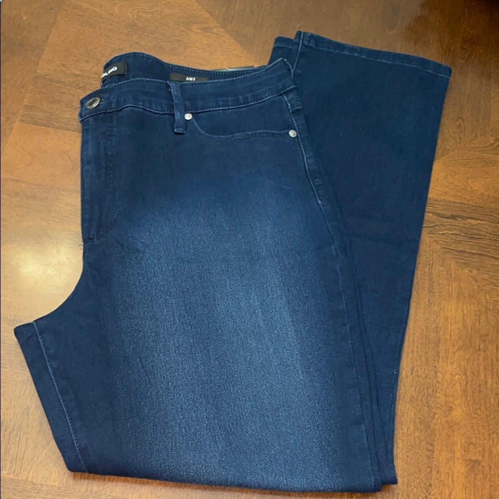Bandolino Modern Straight Leg  Jeans, women’s size 18, NWT